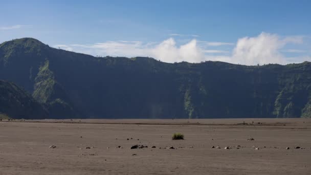 Bromo Tengger Semeru National Park, Indonesia, Timelapse - Кратер вулкана в солнечный день — стоковое видео