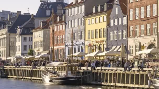 Copenhague, Dinamarca, Timelapse - close-up com pessoas caminhando no canal Nyhavn Waterfront — Vídeo de Stock