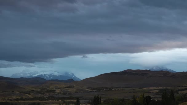 Torres del Paine, Chili, Timelapse - De heuvels in het nationale park tijdens een bewolkte dag — Stockvideo