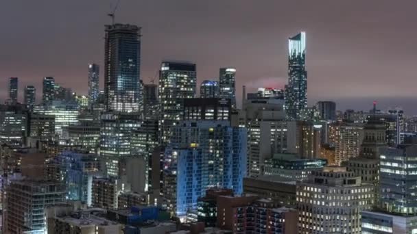 Toronto, Kanada, Timelapse - Panmotion widok dzielnicy finansowej Toronto w nocy — Wideo stockowe