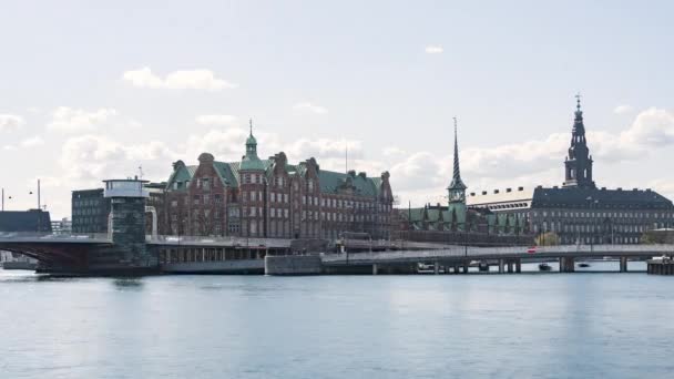 Copenhaga, Dinamarca, Timelapse - O edifício Borsen e o Miljoministeriet Departementet com a orla marítima durante um dia ensolarado — Vídeo de Stock