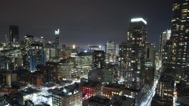 トロント、カナダ、タイムラプス-スカイスクレーパーから見た夜のトロントの金融街のパンモーションビュー — ストック動画