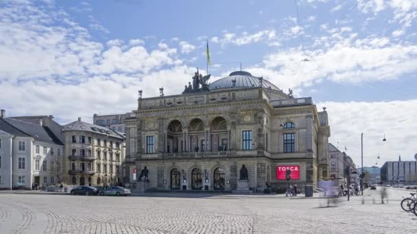 Kopenhag, Danimarka, Timelapse - Danimarka Kraliyet Tiyatrosu Det Kongelige Tiyatrosu ve güneşli bir günde şehir trafiği — Stok video