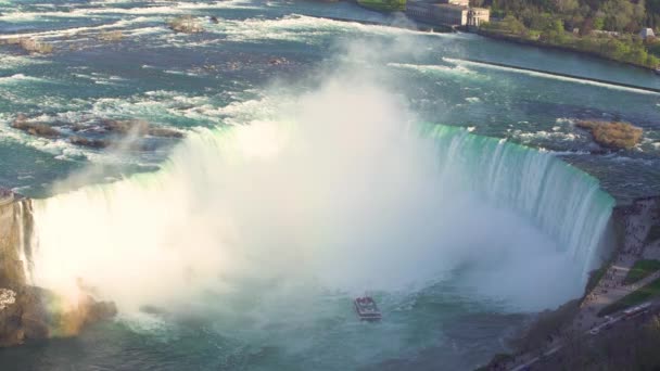Niagarafälle, Kanada, Video - Die Hufeisenfälle an einem sonnigen Tag vom Skylon Tower aus gesehen — Stockvideo