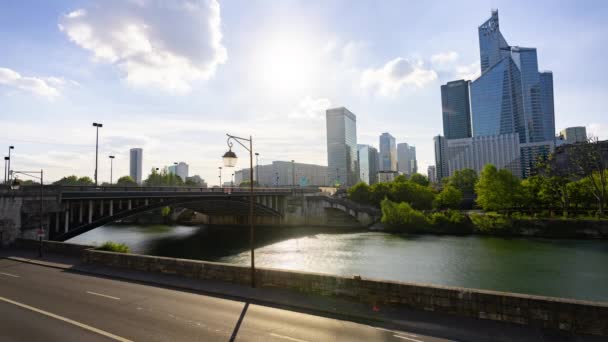 París La Defense, Francia, Timelapse - El distrito financiero de París llamó a la Defense y al río Sena durante el día — Vídeos de Stock