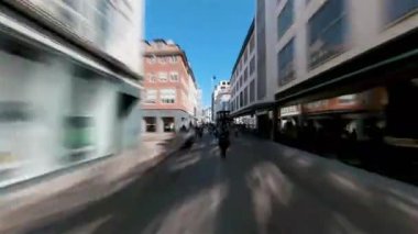 Kopenhag, Danimarka, Hyperlapse - Kopenhag 'ın yayaları güneşli bir günde