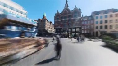 Kopenhag, Danimarka, Hyperlapse Kopenhag 'ın eski sokakları ve güneşli bir günde depolanır.