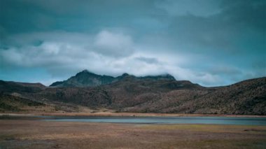 Parque Nacional Cotopaxi, Ekvador, Timelapse - Fırtınalı bir günde Parque Nacional Cotopaxi Dağları adı verilen Cotopaxi Ulusal Parkında bir laguna