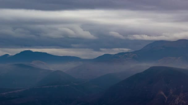 Quito, Ecuador, Timelapse - De bergen in de oecuadoriaanse hoofdstad tijdens een bewolkte dag — Stockvideo