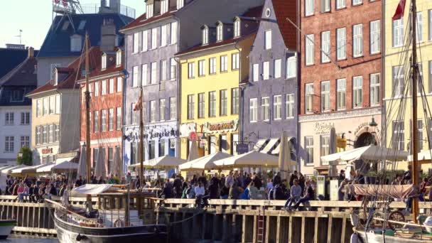 Copenhagen, Denmark, Video - People walking at the Nyhavn Waterfront canal and entertainment district — Stock videók