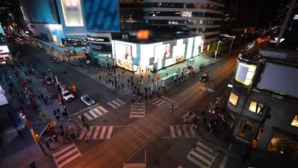 Toronto, Canada, Slow Motion - Slow Motion of Dundas Square kruising 's nachts — Stockvideo