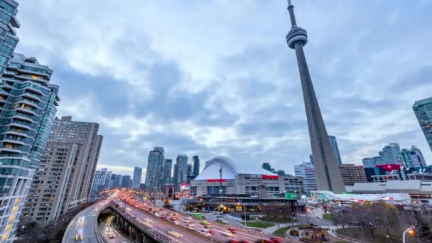 Toronto, Kanada, Timelapse lalu lintas gardiner Expressway dan CN Tower dari hari ke malam — Stok Video