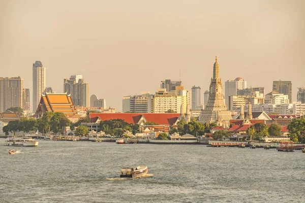 Bangkok Tayland 'daki Wat Arun Budist tapınağı ve gün batımında Chao Phraya nehri. 