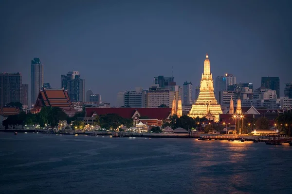 Der Buddhistische Tempel Wat Arun Bangkok Thailand Und Der Fluss lizenzfreie Stockbilder