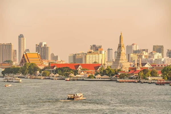 Der Buddhistische Tempel Wat Arun Bangkok Thailand Und Der Fluss Stockbild