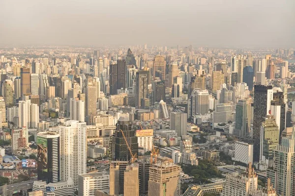 Die Skyline Von Bangkok Thailand Und Ihre Wolkenkratzer Bei Sonnenuntergang Stockfoto