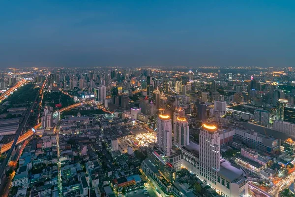 Die Skyline Von Bangkok Thailand Und Ihre Wolkenkratzer Bei Sonnenuntergang Stockbild