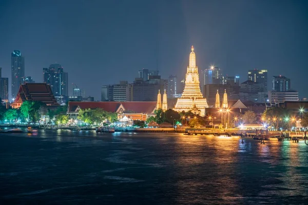 Der Buddhistische Tempel Wat Arun Bangkok Thailand Und Der Fluss lizenzfreie Stockfotos