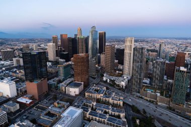 Los Angeles şehir merkezi California ve alacakaranlıkta şehir trafiği. Fotoğraf gün batımından sonra helikopterden çekildi.