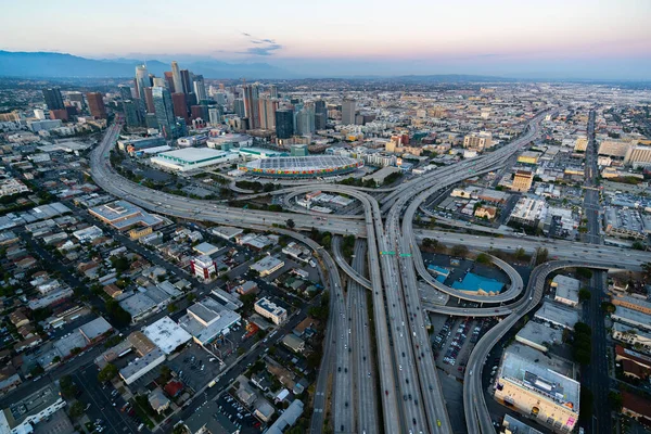 ダウンタウンのロサンゼルスカリフォルニアと夕暮れ時の都市交通 日没後にヘリコプターから撮影された写真 — ストック写真
