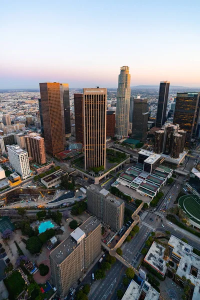 Günbatımından sonra Los Angeles 'ın finans bölgesi. Fotoğraf helikopterden çekilmiş. 
