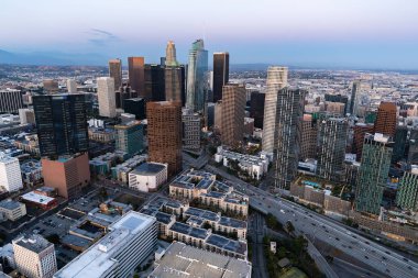 Los Angeles şehir merkezi California ve alacakaranlıkta şehir trafiği. Fotoğraf gün batımından sonra helikopterden çekildi.