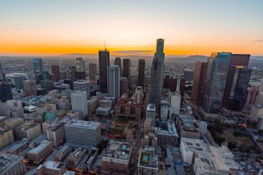 Günbatımından sonra Los Angeles 'ın finans bölgesi. Fotoğraf helikopterden çekilmiş. 