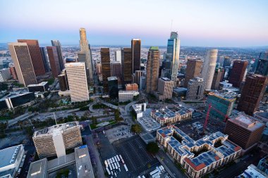 Los Angeles şehir merkezi California ve alacakaranlıkta şehir trafiği. Fotoğraf gün batımından sonra helikopterden çekildi.