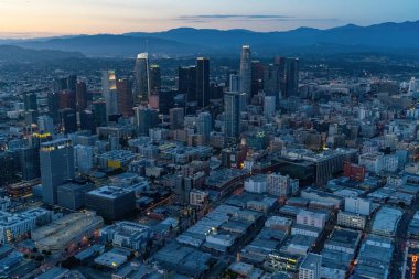 Günbatımından sonra Los Angeles 'ın finans bölgesi. Fotoğraf helikopterden çekilmiş. 