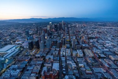 Los Angeles şehir merkezi California USA mavi saatte. Fotoğraf helikopterden çekilmiş.