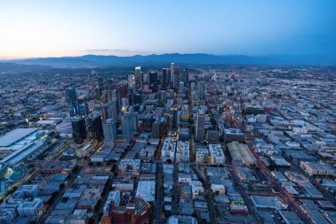 Los Angeles şehir merkezi California USA mavi saatte. Fotoğraf helikopterden çekilmiş.