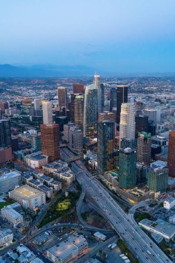 Los Angeles şehir merkezi California ve alacakaranlıkta şehir trafiği. Fotoğraf gün batımından sonra helikopterden çekildi.