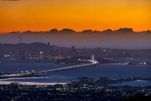 Günbatımında Kaliforniya 'daki San Francisco Skyline