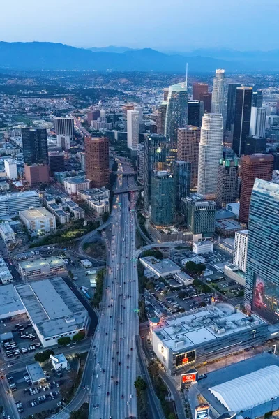 ダウンタウンのロサンゼルスカリフォルニアと夕暮れ時の都市交通 日没後にヘリコプターから撮影された写真 — ストック写真