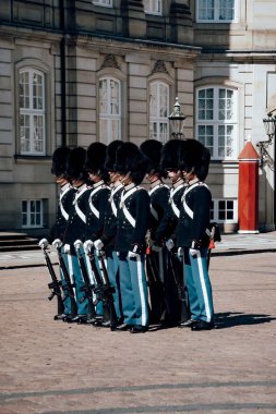Danimarka 'daki Kopenhag' daki Amalienborg Kalesi 'nde Kraliyet Muhafızları. Yüksek kalite fotoğraf
