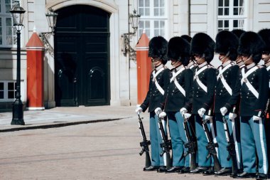 Danimarka 'daki Kopenhag' daki Amalienborg Kalesi 'nde Kraliyet Muhafızları. Yüksek kalite fotoğraf