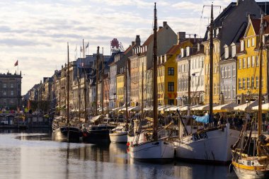 Nyhavn ilçesi, Kopenhag 'da yaz günlerindeki en ünlü Danimarka simgelerinden biridir. Fotoğraf Danimarka 'nın başkentinde çekildi. 