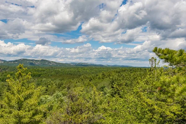 Killarney İl Parkı, Ontario, Kanada 'da Crack Large Rock Uçurumu oluşumu