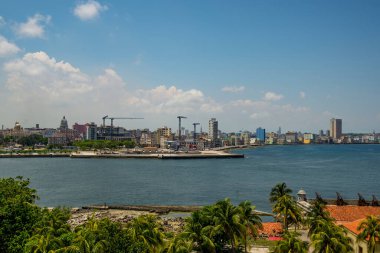Havana 'nın ufuk çizgisi, Malecon duvarına çarpan deniz dalgaları manzaralı. Yüksek kalite fotoğraf