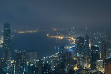 Hong Kong - Hong Kong gökdelenler manzarası cityscape görünümünden Victoria Peak akşam mavi saat içinde ışıklı ünlü görünümünü. Hong Kong, Çin.