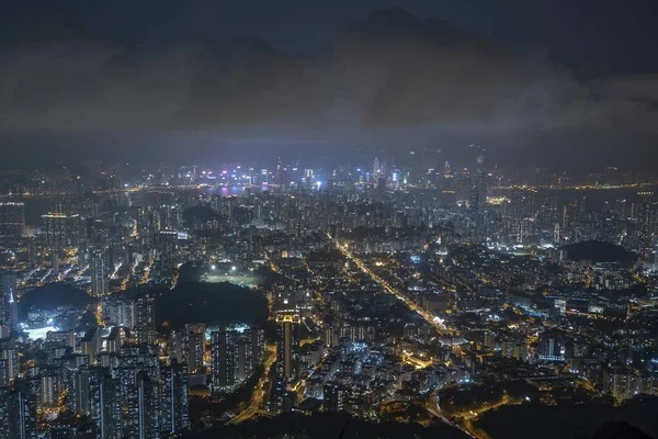 著名的香港 香港摩天大厦天际线景观从维多利亚山顶照亮在晚上蓝色小时 — 图库照片