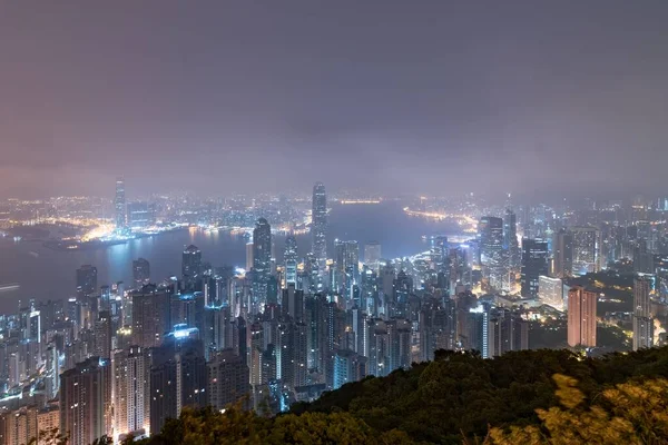 著名的香港 香港摩天大厦天际线景观从维多利亚山顶照亮在晚上蓝色小时 — 图库照片