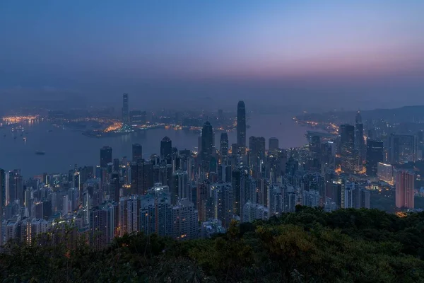 著名的香港 香港摩天大厦天际线景观从维多利亚山顶照亮在晚上蓝色小时 — 图库照片