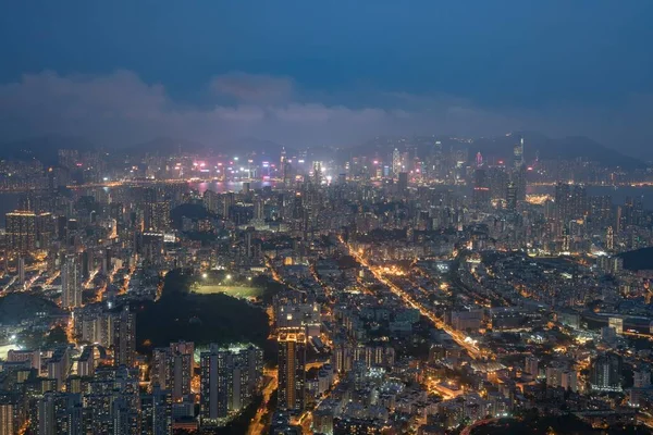 Hong Kong - Hong Kong gökdelenler manzarası cityscape görünümünden Victoria Peak akşam mavi saat içinde ışıklı ünlü görünümünü. Hong Kong, Çin.
