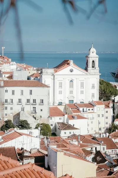 Lizbon, Portekiz. Gün batımında Tagus nehri ve eski şehir manzarası