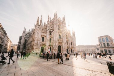 Milan Katedrali, Duomo di Milano, dünyanın en büyük kiliselerinden biri. Fotoğraf gün batımında İtalyan şehrinde çekildi.