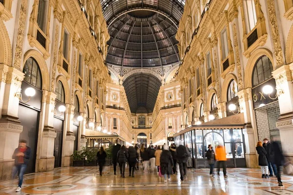 İtalya, Milano 'daki Galleria Vittorio Emanuele' nin cam kubbesi.