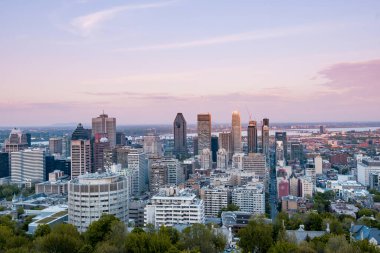 Montreal silueti ve finans bölgesi Mont Royal 'dan gün batımında görüldüğü gibi.