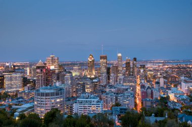 Montreal Kanada 'nın ufuk çizgisi ve alacakaranlıkta Mont Royal' dan görüldüğü gibi finans bölgesi.