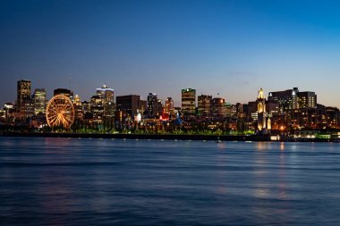 Montreal Kanada 'nın ufuk çizgisi ve alacakaranlıkta Mont Royal' dan görüldüğü gibi finans bölgesi.